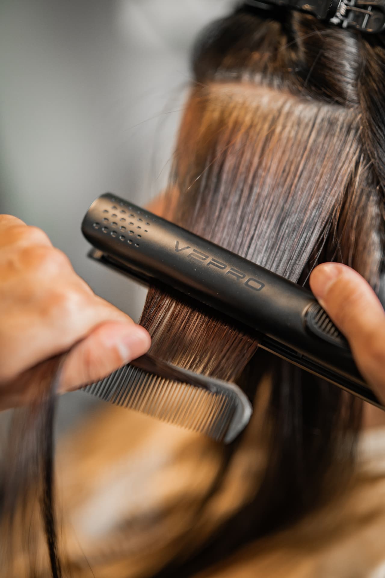 V2PRO flat iron sealing the Nanoplastia treatment