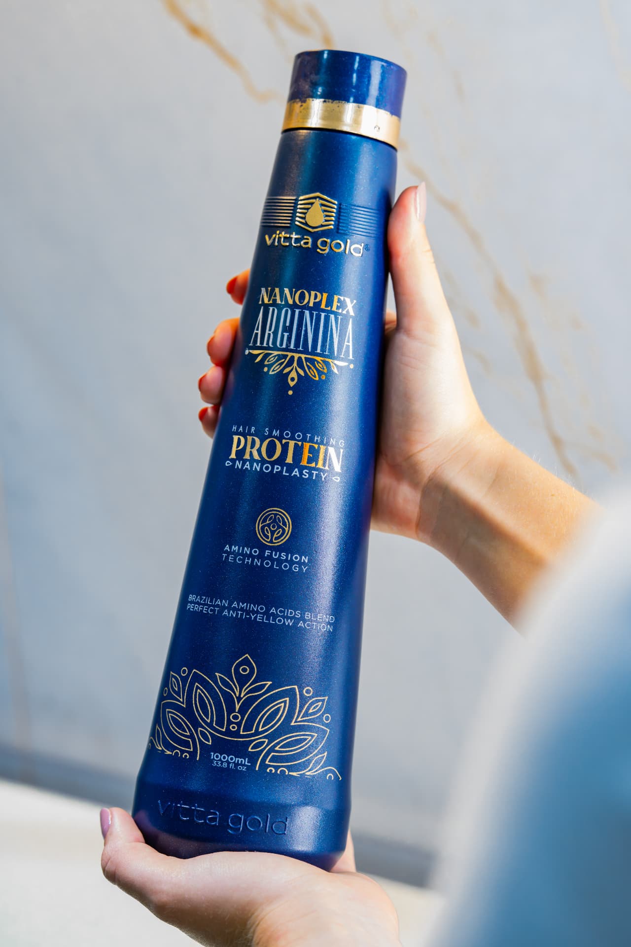 Nanoplex Arginina 1L protein bottle held in hand